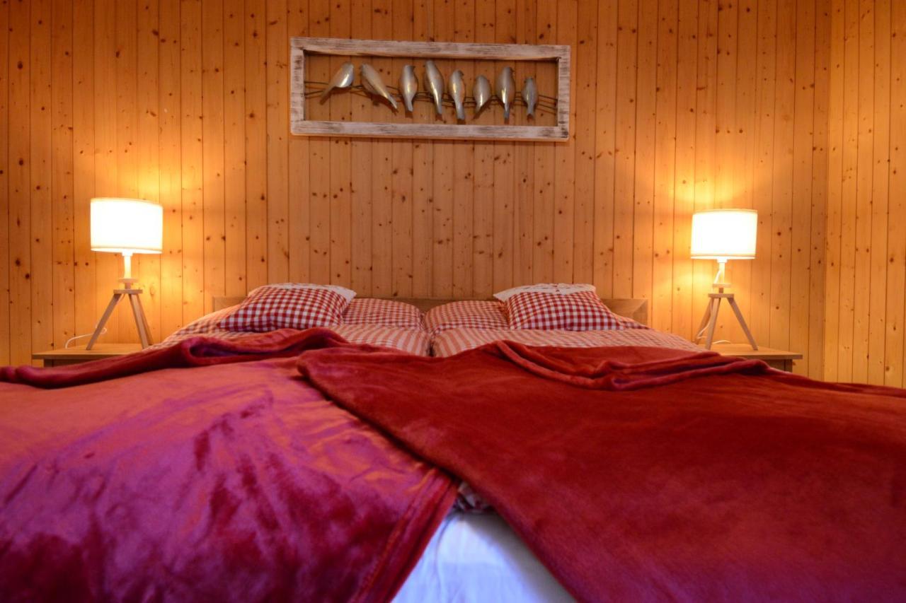 Alte Post Mit Geschichte Und Restaurant Apartment Tavanasa Exterior photo