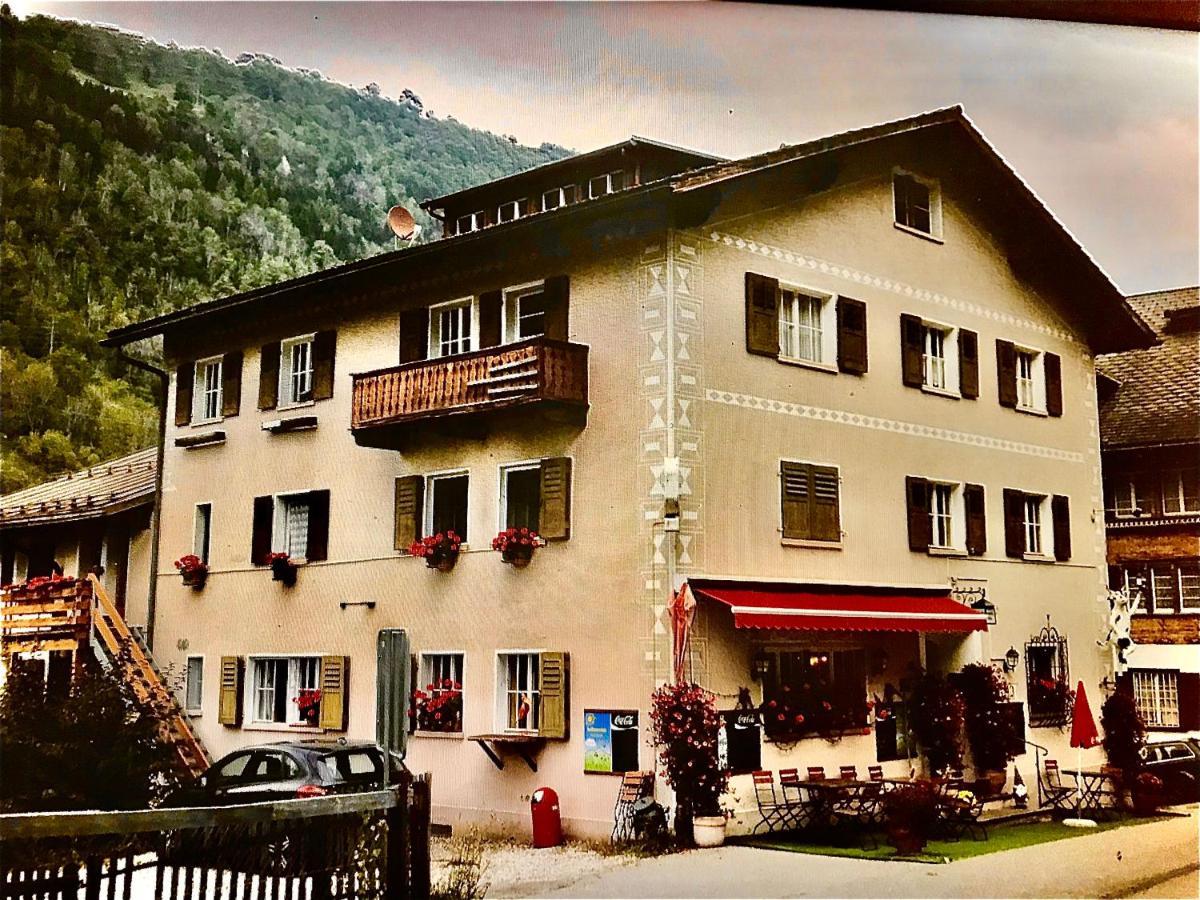 Alte Post Mit Geschichte Und Restaurant Apartment Tavanasa Exterior photo
