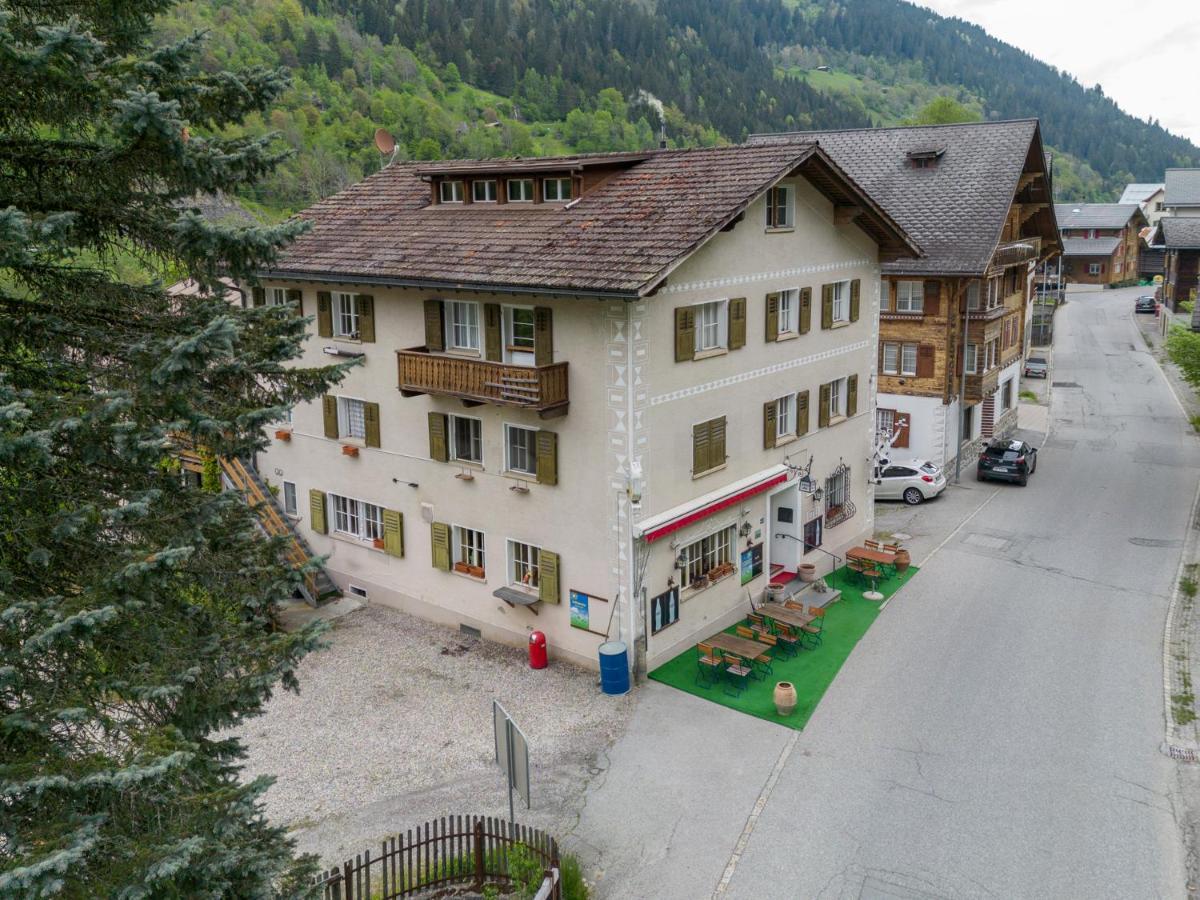Alte Post Mit Geschichte Und Restaurant Apartment Tavanasa Exterior photo